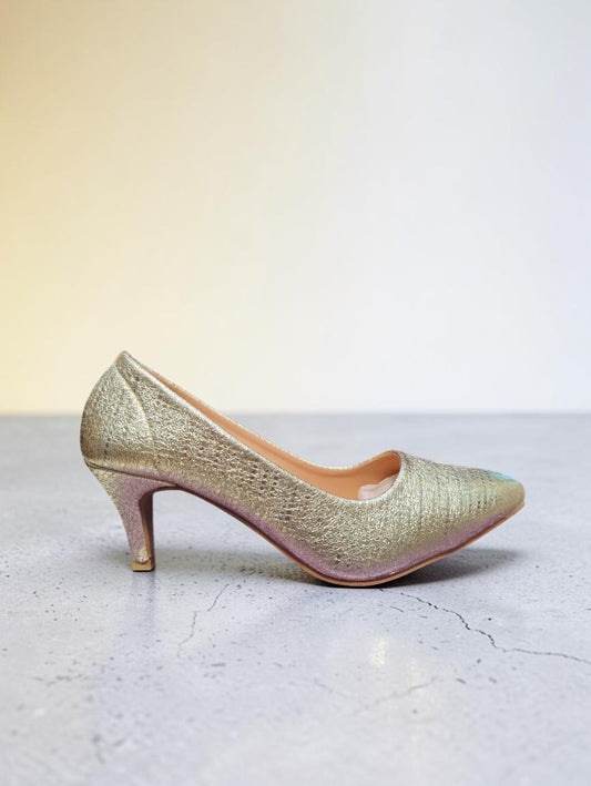 A single pointed-toe kitten heel.
